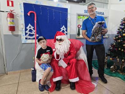 Papai Noel dos Correios entregou os Ãºltimos presentes na tarde desta sexta em Laranjeiras do Sul
