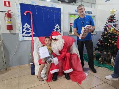Papai Noel dos Correios entregou os Ãºltimos presentes na tarde desta sexta em Laranjeiras do Sul