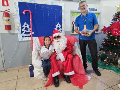 Papai Noel dos Correios entregou os Ãºltimos presentes na tarde desta sexta em Laranjeiras do Sul