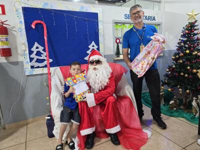 Papai Noel dos Correios entregou os Ãºltimos presentes na tarde desta sexta em Laranjeiras do Sul