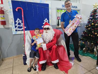 Papai Noel dos Correios entregou os Ãºltimos presentes na tarde desta sexta em Laranjeiras do Sul