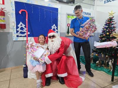 Papai Noel dos Correios entregou os Ãºltimos presentes na tarde desta sexta em Laranjeiras do Sul