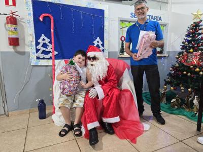 Papai Noel dos Correios entregou os Ãºltimos presentes na tarde desta sexta em Laranjeiras do Sul