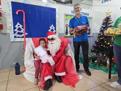 Papai Noel dos Correios entregou os Ãºltimos presentes na tarde desta sexta em Laranjeiras do Sul