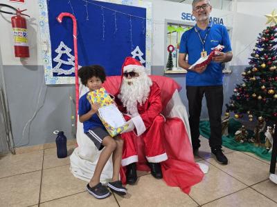 Papai Noel dos Correios entregou os Ãºltimos presentes na tarde desta sexta em Laranjeiras do Sul
