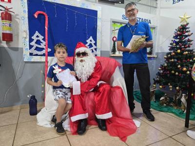 Papai Noel dos Correios entregou os Ãºltimos presentes na tarde desta sexta em Laranjeiras do Sul
