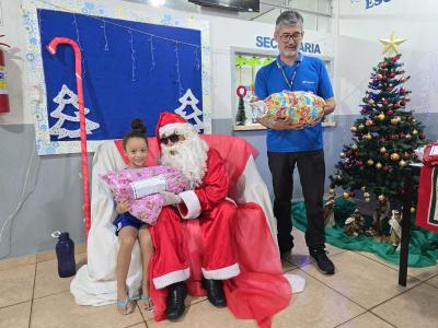 Papai Noel dos Correios entregou os Ãºltimos presentes na tarde desta sexta em Laranjeiras do Sul