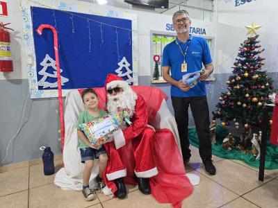 Papai Noel dos Correios entregou os Ãºltimos presentes na tarde desta sexta em Laranjeiras do Sul