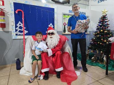 Papai Noel dos Correios entregou os Ãºltimos presentes na tarde desta sexta em Laranjeiras do Sul