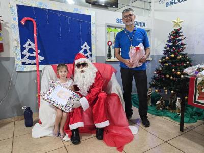 Papai Noel dos Correios entregou os Ãºltimos presentes na tarde desta sexta em Laranjeiras do Sul