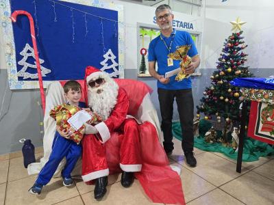 Papai Noel dos Correios entregou os Ãºltimos presentes na tarde desta sexta em Laranjeiras do Sul