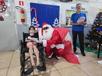 Papai Noel dos Correios entregou os Ãºltimos presentes na tarde desta sexta em Laranjeiras do Sul