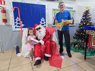 Papai Noel dos Correios entregou os Ãºltimos presentes na tarde desta sexta em Laranjeiras do Sul