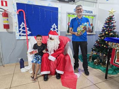 Papai Noel dos Correios entregou os Ãºltimos presentes na tarde desta sexta em Laranjeiras do Sul