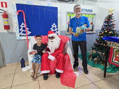 Papai Noel dos Correios entregou os Ãºltimos presentes na tarde desta sexta em Laranjeiras do Sul