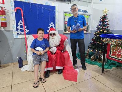 Papai Noel dos Correios entregou os Ãºltimos presentes na tarde desta sexta em Laranjeiras do Sul