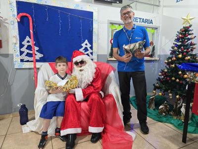 Papai Noel dos Correios entregou os Ãºltimos presentes na tarde desta sexta em Laranjeiras do Sul