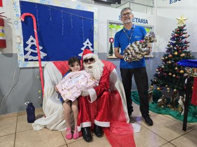 Papai Noel dos Correios entregou os Ãºltimos presentes na tarde desta sexta em Laranjeiras do Sul
