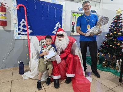 Papai Noel dos Correios entregou os Ãºltimos presentes na tarde desta sexta em Laranjeiras do Sul