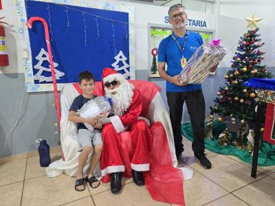 Papai Noel dos Correios entregou os Ãºltimos presentes na tarde desta sexta em Laranjeiras do Sul