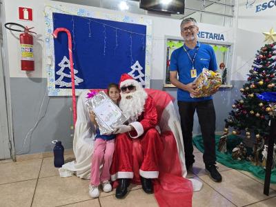 Papai Noel dos Correios entregou os Ãºltimos presentes na tarde desta sexta em Laranjeiras do Sul