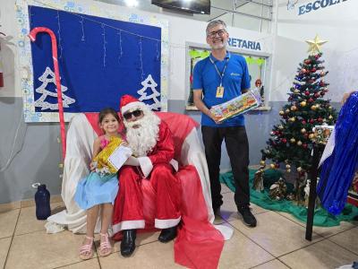 Papai Noel dos Correios entregou os Ãºltimos presentes na tarde desta sexta em Laranjeiras do Sul