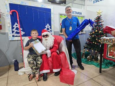 Papai Noel dos Correios entregou os Ãºltimos presentes na tarde desta sexta em Laranjeiras do Sul