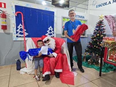 Papai Noel dos Correios entregou os Ãºltimos presentes na tarde desta sexta em Laranjeiras do Sul