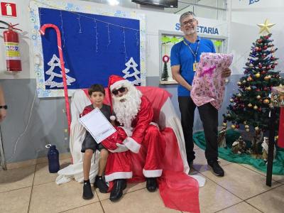Papai Noel dos Correios entregou os Ãºltimos presentes na tarde desta sexta em Laranjeiras do Sul
