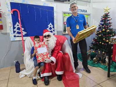 Papai Noel dos Correios entregou os Ãºltimos presentes na tarde desta sexta em Laranjeiras do Sul