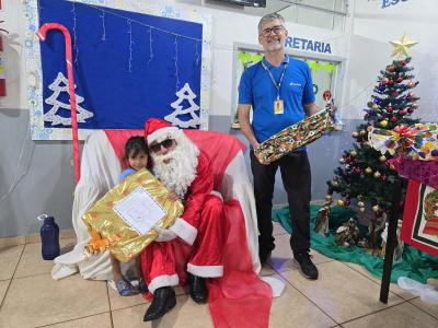 Papai Noel dos Correios entregou os Ãºltimos presentes na tarde desta sexta em Laranjeiras do Sul