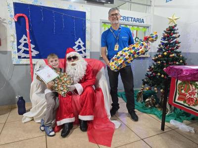 Papai Noel dos Correios entregou os Ãºltimos presentes na tarde desta sexta em Laranjeiras do Sul