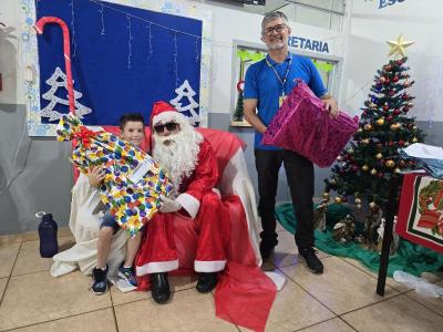 Papai Noel dos Correios entregou os Ãºltimos presentes na tarde desta sexta em Laranjeiras do Sul