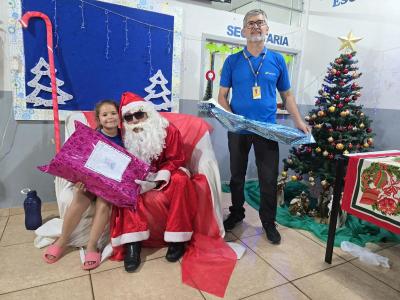 Papai Noel dos Correios entregou os Ãºltimos presentes na tarde desta sexta em Laranjeiras do Sul