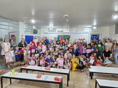 Papai Noel dos Correios entregou os Ãºltimos presentes na tarde desta sexta em Laranjeiras do Sul