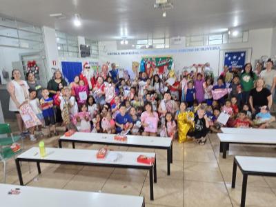 Papai Noel dos Correios entregou os Ãºltimos presentes na tarde desta sexta em Laranjeiras do Sul