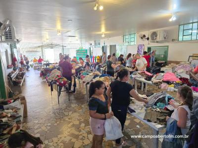 Escola Municipal TeotÃ´nio Vilela realiza bazar com grande movimentaÃ§Ã£o
