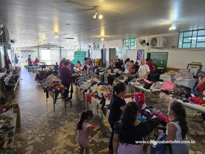 Escola Municipal TeotÃ´nio Vilela realiza bazar com grande movimentaÃ§Ã£o