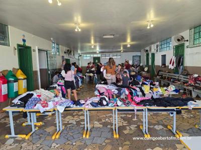 Escola Municipal TeotÃ´nio Vilela realiza bazar com grande movimentaÃ§Ã£o
