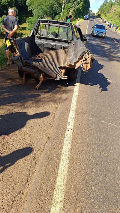 LS: Carreta tomba apÃ³s colisÃ£o com caminhonete na PR 158