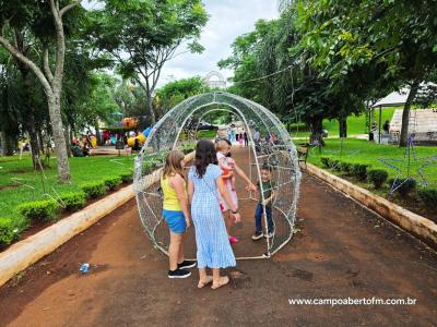 Com praÃ§a lotada papai Noel Ã© recebido em Virmond