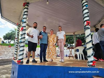 Com praÃ§a lotada papai Noel Ã© recebido em Virmond
