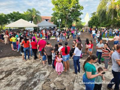 Com praÃ§a lotada papai Noel Ã© recebido em Virmond