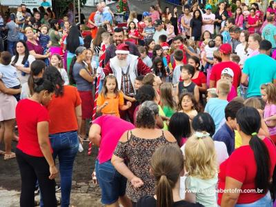 Com praÃ§a lotada papai Noel Ã© recebido em Virmond