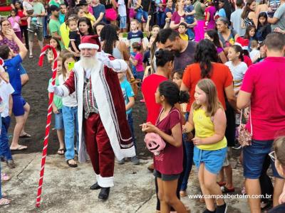 Com praÃ§a lotada papai Noel Ã© recebido em Virmond