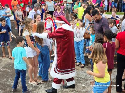 Com praÃ§a lotada papai Noel Ã© recebido em Virmond