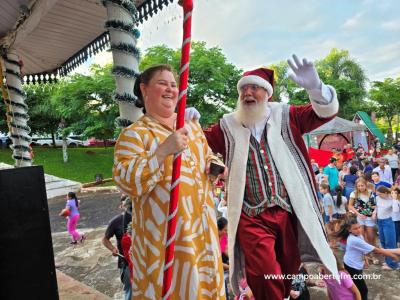 Com praÃ§a lotada papai Noel Ã© recebido em Virmond