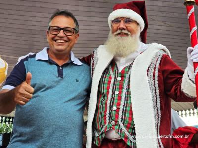 Com praÃ§a lotada papai Noel Ã© recebido em Virmond