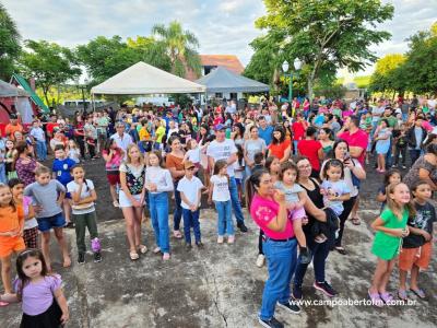 Com praÃ§a lotada papai Noel Ã© recebido em Virmond