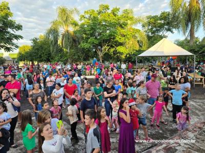Com praÃ§a lotada papai Noel Ã© recebido em Virmond